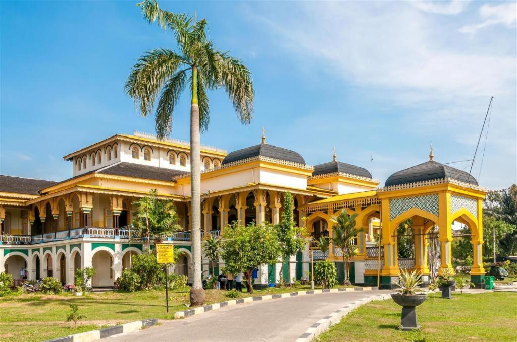 Amaliun Hotel Medan Luaran gambar