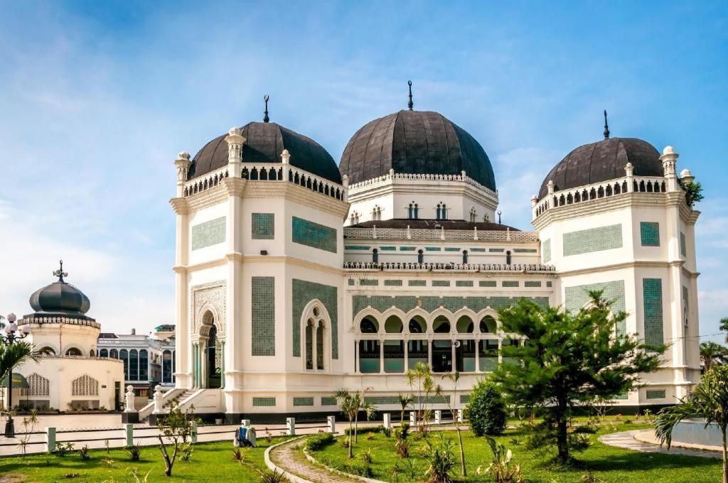Amaliun Hotel Medan Luaran gambar