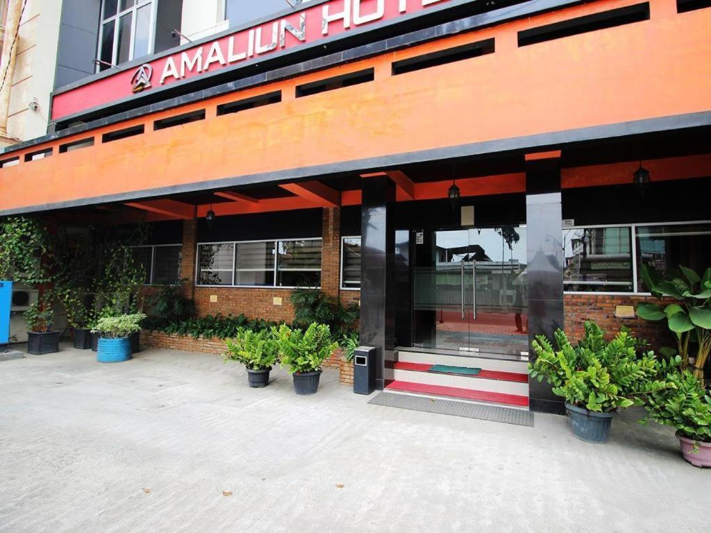 Amaliun Hotel Medan Luaran gambar