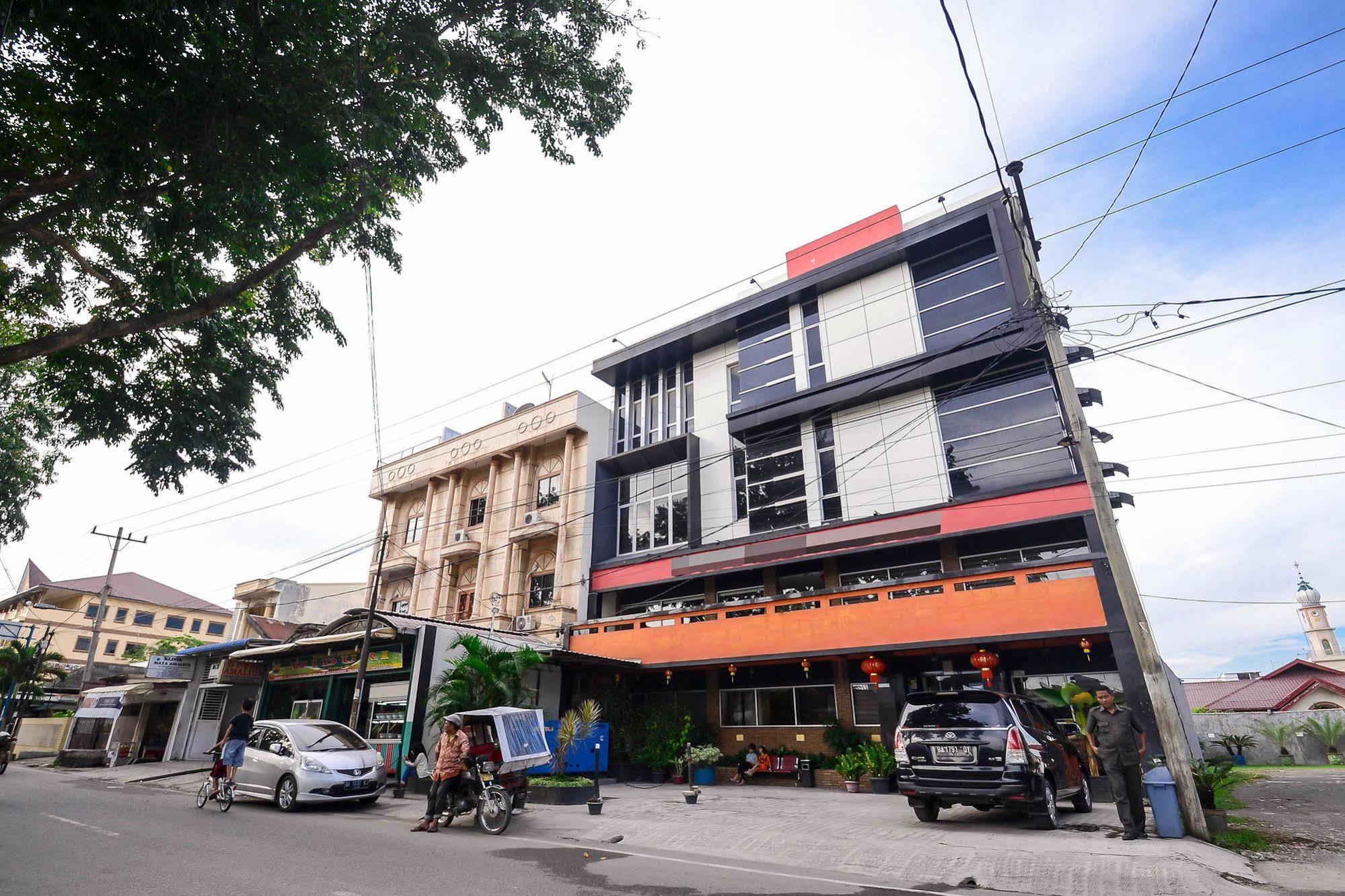 Amaliun Hotel Medan Luaran gambar